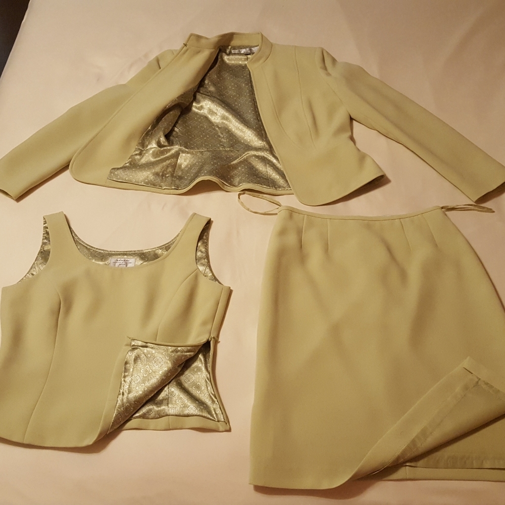 Tahari Women's 3 pcs suit